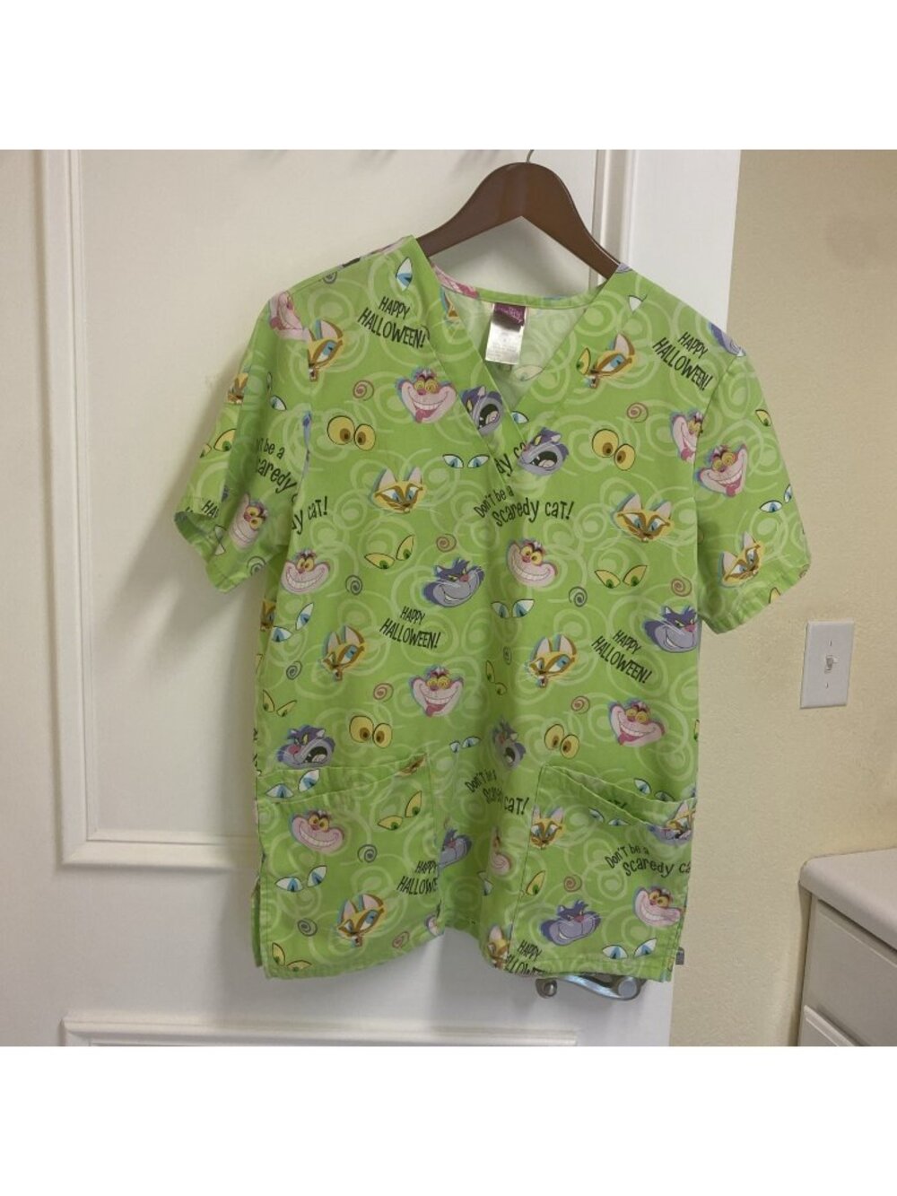 Disney Alice in Wonderland Cheshire Cats Lime Halloween  V-Neck Scrub Top Small